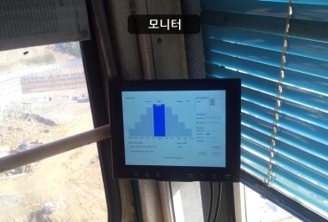 대상
T형 타워크레인, Luffing형 타워크레인

설치위치
-Tower Crane 운전실에 Tablet PC(충돌방지프로그램 내장) 설치
- Tower Crane 운전실에 Digital Compass 설치
- Tablet PC에 무선 LAN card 장착

건설기계 및 장비 사고는 운전자 시야확보 미흡에 기인함, 시야 미확보시에는 충돌방지기가 필수
2대 이상의 타워 크레인의 설치 운영 시 타워간의 간섭현상이 발생, 충돌을 예방할 수 있는 안전장치 필수
타워크레인 조정석에서 육안으로 볼 수 없는 사각지대의 사고 예방장치 필수
안전장치는 시스템환경으로 구축, 운전자가 조정에만 집중할 수 있음
기존 안전 장치 대비(GPS방식) 시스템 결함율을 줄여줄 수 있음