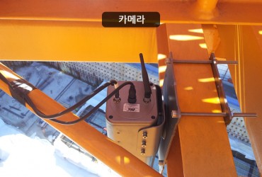 대상: 타쿼크레인, 크롤러 크레인, 휠 크레인

설치위치
- 시야가 확보되지 않는 사각지역 또는 고공 크레인 작업시 육안식별이 불가능한 경우
- 신호수 배치가 어려운 협소장소(수직구 등)
- 한시적으로 감시가 필요한 유선설치 불가 지역


무선타워크레인을 사용해야하는 이유
- 어떤 환경에서도 탈 부착이 용이함
- 용접 또는 타공이 필요 없는 브라켓 타입 / 자석 부착식 등 어떤 환경에도 쉽게 부착
- 적용범위가 넓다(건설장비 외에도 적용가능)
- 열악한 환경에도 성능 발현 가능
- 시야가 확보되지 않는 사각지역의 안전확보